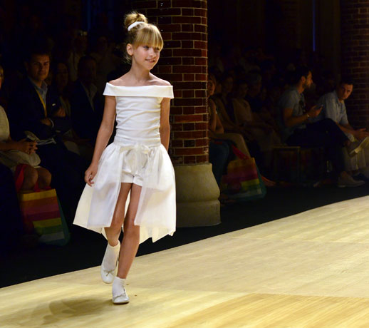 Desfile de Cóndor moda infantil en la 080 Barcelona Fashion pasarela de moda verano 2015-10