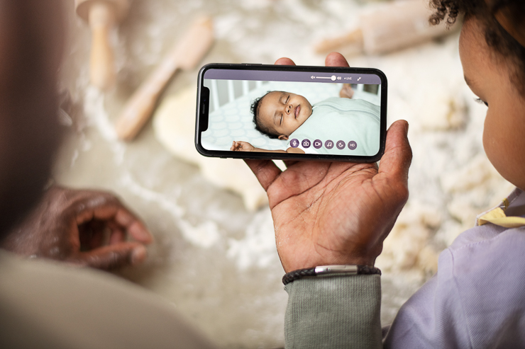 MC2146 2021 maxicosi ConnectedHome See Lifestyle Home Dad checki